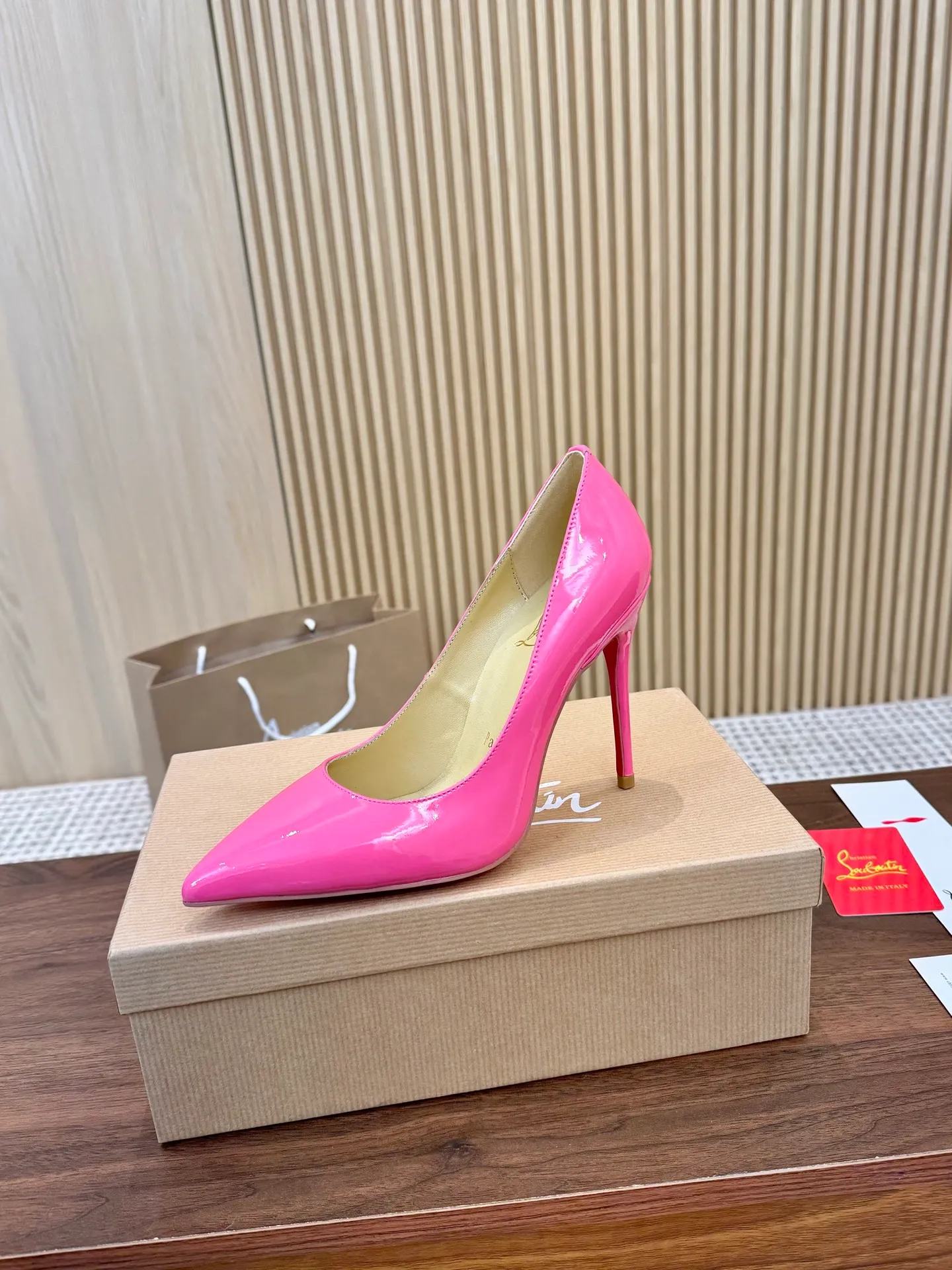 👟👟Ex-factory price 440👟👟 Genuine leather sole +40 Year-round shipment💝Christian Louboutin CL👠 Classic "💎Cow Patent Leather💎Series" noble and luxurious, real blingbling✨ Real materials, all customized by the pattern maker, and the materials are made of original customized materials, achieving the taste of the original 6 color options💍 Upper: imported 👉cow patent leather💪 lining: sheepskin foot pad/lining code number: 34-40.41.42 heel height: two options: 10.5cm and 8.5cm